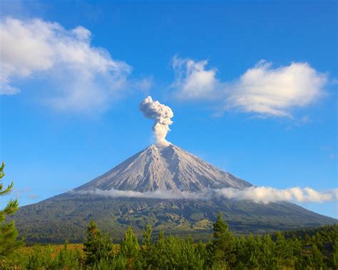  Gunung Merapi Trek: En Vulkanisk Äventyrsresa till Skogens Hjärta!