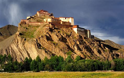  Gyangtse Dzong, En Historisk Fästning Med Högtidliga Vyer!