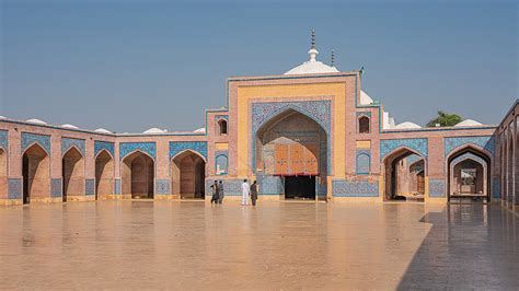  Shah Jahan Mosque: En Ädel Historisk Pärla mitt i Det Pulserande Faisalabad!